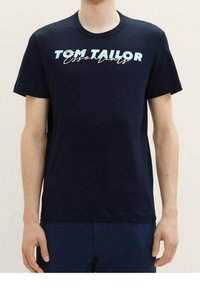 Námořnická modrá bavlněná tričko s textem "TOM TAILOR Essentials" v světle modré a růžové. Klasický kulatý výstřih a krátké rukávy. Hladký povrch.