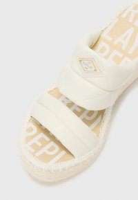 Thumbnail Image 6