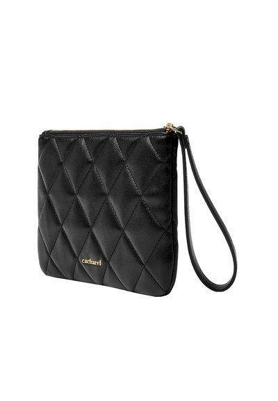 Clutch in pelle nera con motivo a rombi. Presenta un logo dorato e un manico per il polso. Chiusura con cerniera superiore.