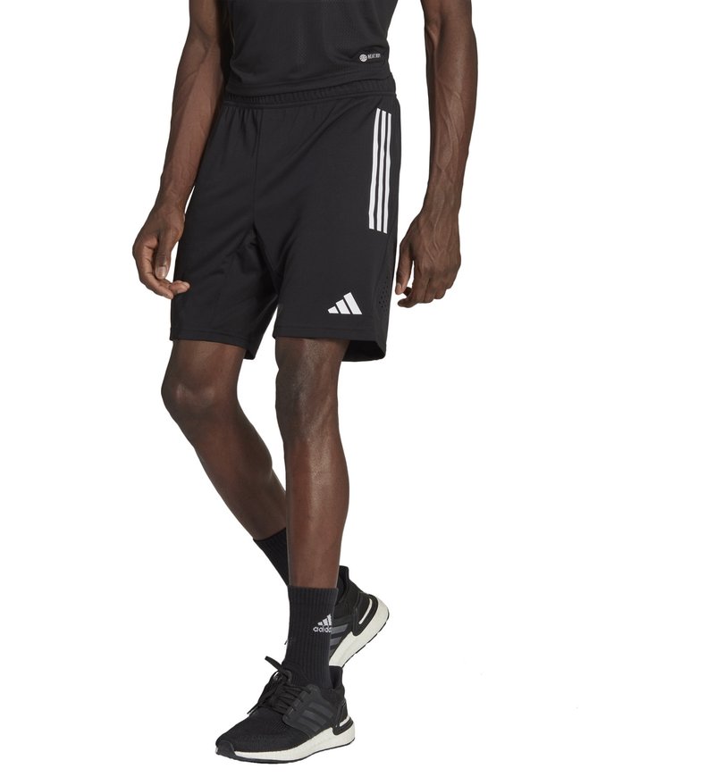 Schwarze Sportshorts mit drei weißen Streifen an den Seiten, elastischem Taillenbund und einem Adidas-Logo, getragen mit schwarzen Turnschuhen und Socken.