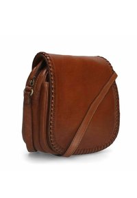 Borsa a tracolla in pelle marrone con bordi intrecciati, tasca con zip e tracolla regolabile; design compatto e arrotondato.