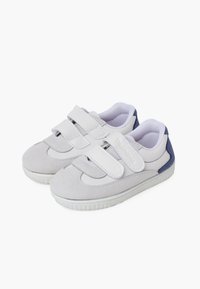 Sneaker bianchi e grigio chiaro con doppie fasce in velcro, tomaia in suede testurizzato e sintetico, soletta imbottita e un accento blu navy sul tallone.