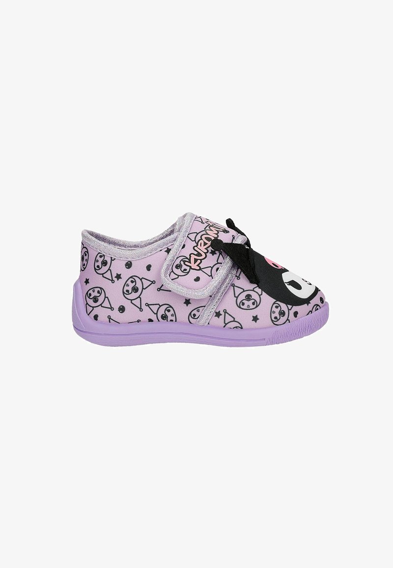 Chaussure violette pour tout-petit avec un motif de visages de panda noir et blanc et des étoiles, nœud noir sur le dessus, et fermeture à scratch.