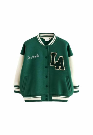 Grøn varsityjakke med hvide ærmer, med "LA" broderet i sort, "Los Angeles" skrift og stribet ribkrave og manchetter.