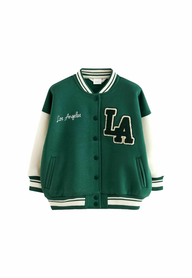 Veste universitaire verte avec manches blanches, arborant "LA" brodé en noir, le texte "Los Angeles" en script, ainsi qu'un col et des poignets côtelés rayés.