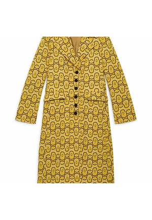 Cappotto giallo con motivo geometrico, colletto a rever, maniche lunghe e bottoni frontali. Dotato di due tasche frontali e finitura testurizzata.