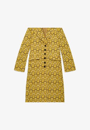 Gelber Mantel mit geometrischem Muster, Reverskragen, langen Ärmeln und vorderen Knöpfen. Verfügt über zwei Fronttaschen und eine strukturierte Oberfläche.