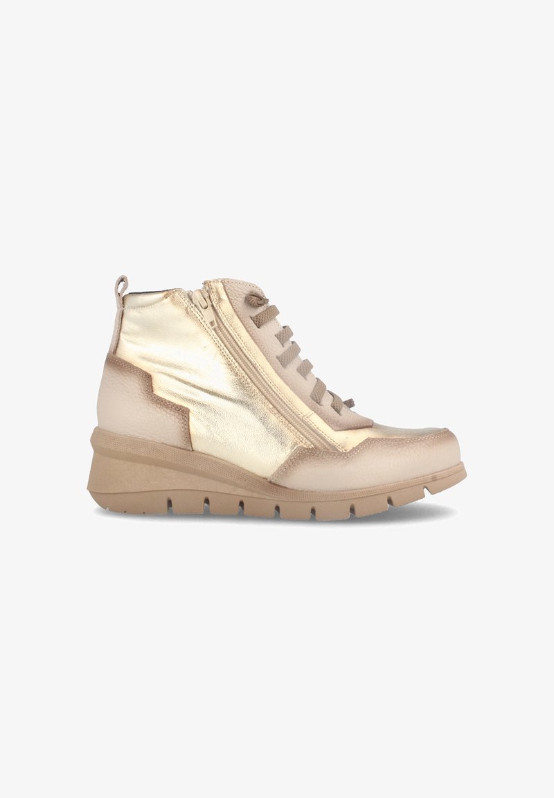 Zapatilla alta metálica dorada y beige con cuero texturizado, dos cremalleras laterales y una suela de goma gruesa con un diseño de dibujo.