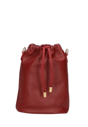 Borsa a tracolla in pelle rossa con una texture morbida, corpo arrotondato e dettagli in metallo dorato alla chiusura. Design minimalista e forma portatile.