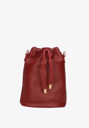 Borsa a tracolla in pelle rossa con una texture morbida, corpo arrotondato e dettagli in metallo dorato alla chiusura. Design minimalista e forma portatile.