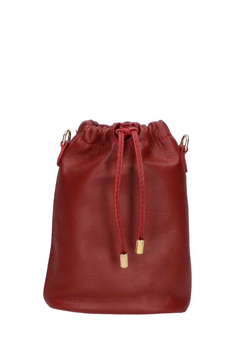 Borsa a tracolla in pelle rossa con una texture morbida, corpo arrotondato e dettagli in metallo dorato alla chiusura. Design minimalista e forma portatile.