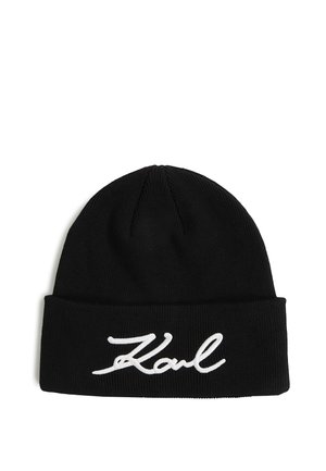 Schwarze Strickmütze mit umgeschlagenem Saum und weiß gesticktem Schriftzug "Karl" auf dem vorderen Saum.