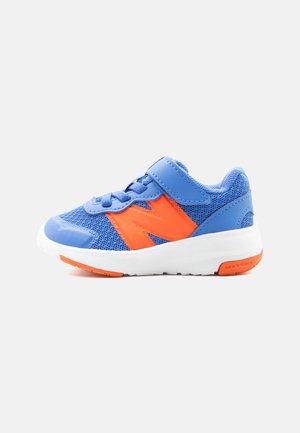 Blå og orange New Balance småbørns sneaker med mesh-overdel, velcrorem, snørebånd, hvid sål og orange detaljer på ydersålen.