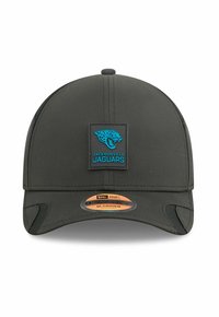 Schwarze Mütze mit gebogenem Schirm, versehen mit einem blauen Jacksonville Jaguars Logo-Patch auf der Vorderseite. Aus strukturiertem Material mit gestickten Akzenten hergestellt.