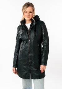 Chaqueta de cuero verde oscuro con capucha, cremallera frontal y bolsillos laterales. El diseño presenta líneas elegantes y una textura suave.