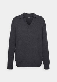 Pull en tricot gris foncé avec un col en V et un col, doté de manches longues et de bords-côtes aux poignets et à l'ourlet. Pas de logos ni de motifs visibles.
