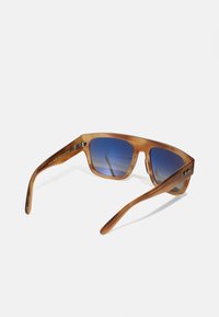 Ochelari de soare din acetat maro cu lentile degradé albastre, formă pătrată și brațe elegante. Prezintă un accent metalic lângă balamale.