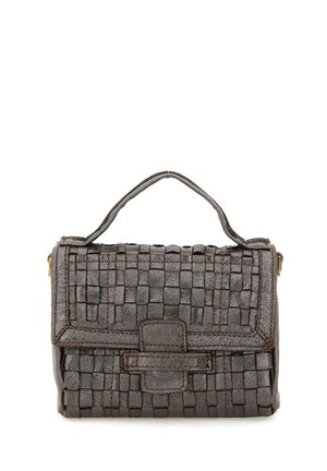 Piccola borsa a mano in pelle grigia con motivo quadrato intrecciato, manico superiore e chiusura a patta con dettagli cuciti.