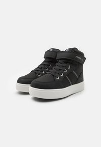 Sneaker alte nere con tomaia in tela, suola in gomma bianca, chiusure con lacci e velcro, e strisce grigie a contrasto sui lati.