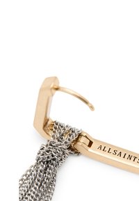 Guldfarvede geometriske øreringe med sølvkæde-detalje. Har et struktureret design og en sikker lukning. Indgraveringen siger "ALLSAINTS."