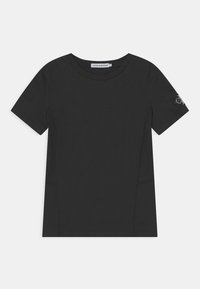 Černé tričko s krátkým rukávem vyroben�é z měkké tkaniny, s kulatým výstřihem, bočními švy a malou logem na levém rukávu.
