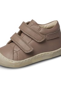 Scarpa in pelle marrone con due cinturini in Velcro, punta arrotondata, suola in gomma testurizzata e un design cucito. Marchio visibile sul lato.