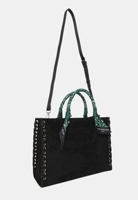 Borsa in pelle scamosciata nera con accenti di sciarpa a fantasia verde, occhielli in argento sui lati, due manici superiori e una tracolla regolabile.