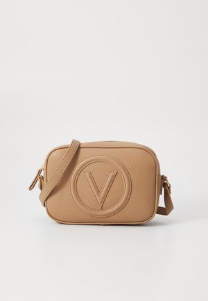 Petit sac bandoulière beige en cuir texturé, forme rectangulaire arrondie, logo circulaire embossé avec la lettre V et sangle réglable.