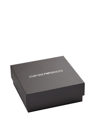 Boîte cadeau rectangulaire noire en papier mat à texture lisse, avec le logo blanc "EMPORIO ARMANI" sur le couvercle.