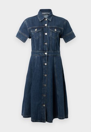 Denimklänning med knäppt fram, korta ärmar, två bröstfickor och insvängd midja, med en utsvängd kjol och mörkblå färg.