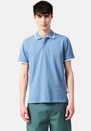 Polo shirt azzurro chiaro in cotone, con colletto classico, due bottoni e dettagli bianchi a contrasto sui bordi delle maniche. Vestibilità regolare.