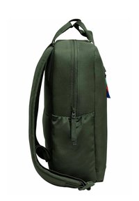 Zaino in tessuto verde con scomparto principale con cerniera, tasca laterale con cerniera e spallacci regolabili e imbottiti. Tessuto liscio.