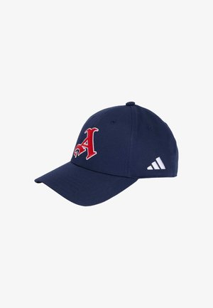Granatowa czapka baseballowa z bawełny z haftowanym na przodzie czerwonym logo "A" i trzema białymi paskami po bokach. Ustrukturalizowany kształt z zakrzywionym daszkiem.