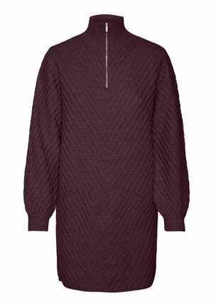 Burgundské pletené šaty s vysokým límcem a půlzipem, s texturovaným chevron vzorem a balónovými rukávy, nabízející uvolněný střih.