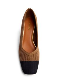 Pompe en maille marron avec un bout carré, présentant un capuchon en tricot noir contrastant. Semelle intérieure en cuir lisse et accent logo doré à l'intérieur.