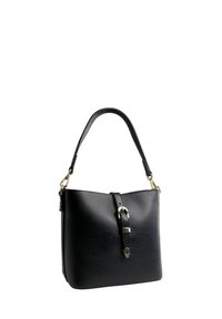 Sac à main en cuir noir avec une surface texturée, dotée d'une courte poignée, d'un détail de boucle à l'avant et d'accents en métal doré.