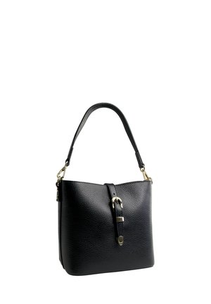 Sac à main en cuir noir avec une surface texturée, dotée d'une courte poignée, d'un détail de boucle à l'avant et d'accents en métal doré.