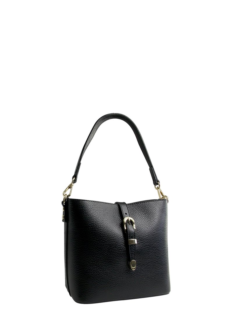 Sac à main en cuir noir avec une surface texturée, dotée d'une courte poignée, d'un détail de boucle à l'avant et d'accents en métal doré.
