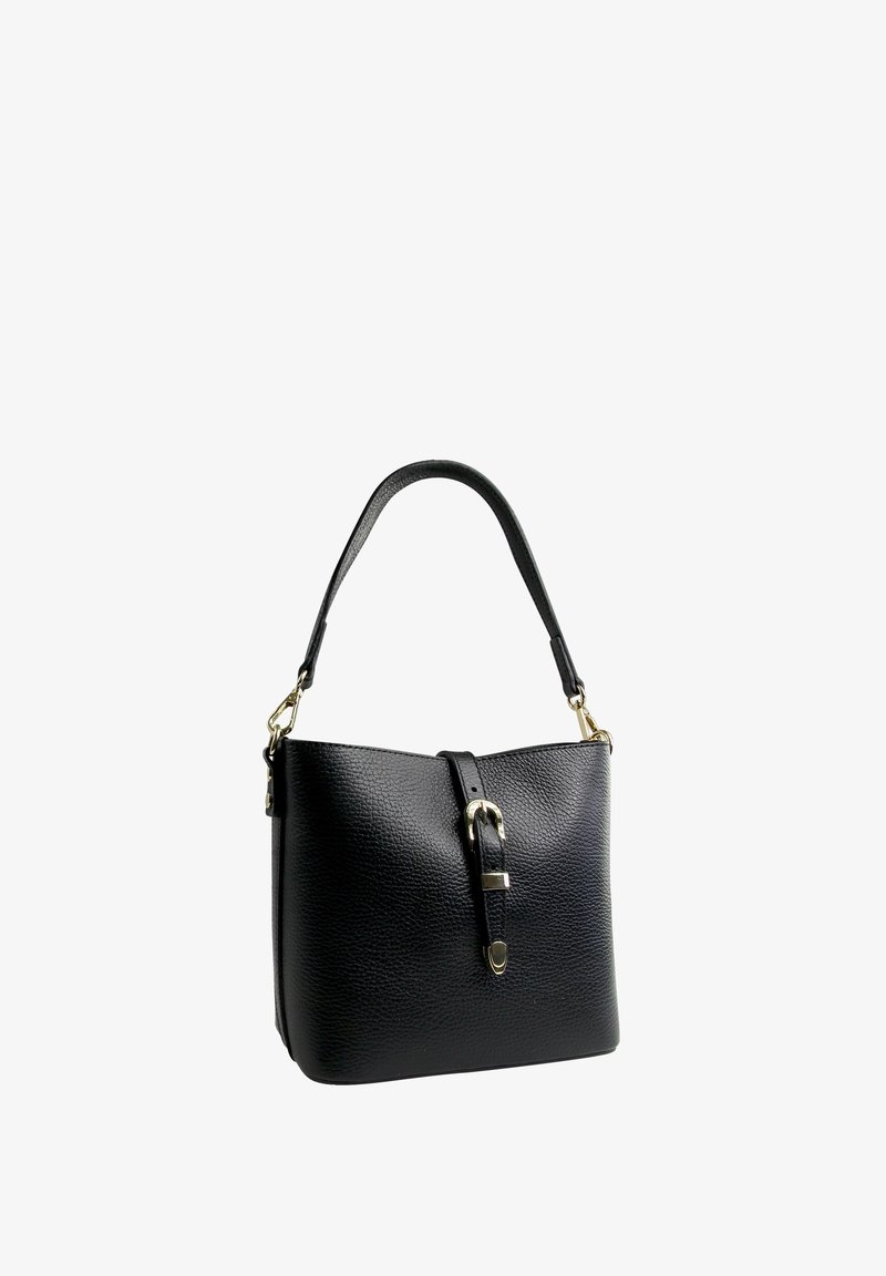 Schwarze Lederhandtasche mit strukturiertem Oberflächenmaterial. Sie hat einen kurzen Griff, ein Schnallen-Detail auf der Vorderseite und goldfarbene Hardware-Akzente.
