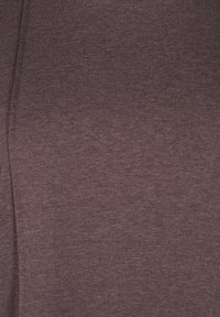 Tissu mauve foncé avec une surface douce et texturée. Le matériau semble léger et légèrement chiné, avec des variations de couleur subtiles.