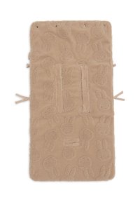 Beige zachte fleece kinderwageninlegger met reliëf konijnpatronen en sleuven voor harnashendels, met zijstrikjes voor bevestiging.