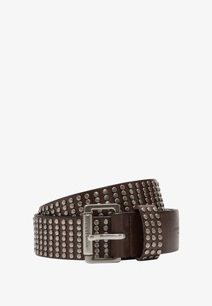 Brauner Ledergürtel mit einer Reihe silberner Nieten entlang der Länge, ausgestattet mit einer rechteckigen Metallschnalle und geprägt mit einem Branding auf dem Riemen.