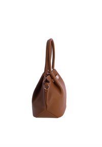 Bolso de cuero marrón con una forma estructurada, asas de doble lazo y un diseño minimalista. Presenta un pequeño detalle en forma de anillo en el lado.