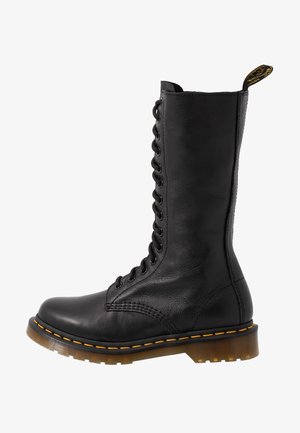 Schwarze Leder-Schnürstiefel mit hohem Schaft, runder Zehenpartie und strukturierter Oberfläche. Ausgestattet mit kontrastierendem gelben Stich und einer robusten Sohle.