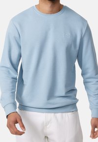 Lichtblauwe sweatshirts met ronde hals, gemaakt van een katoenmix, met ribgebreide manchetten en zoom, en een klein logo detail op de borst.