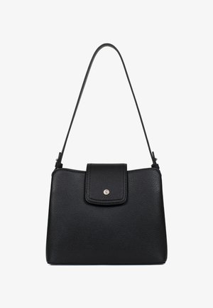 Zwarte leren handtas met een gestructureerde vorm, voorzien van een klep-sluiting en een metallic accent. Dunne schouderriem voor draaggemak.