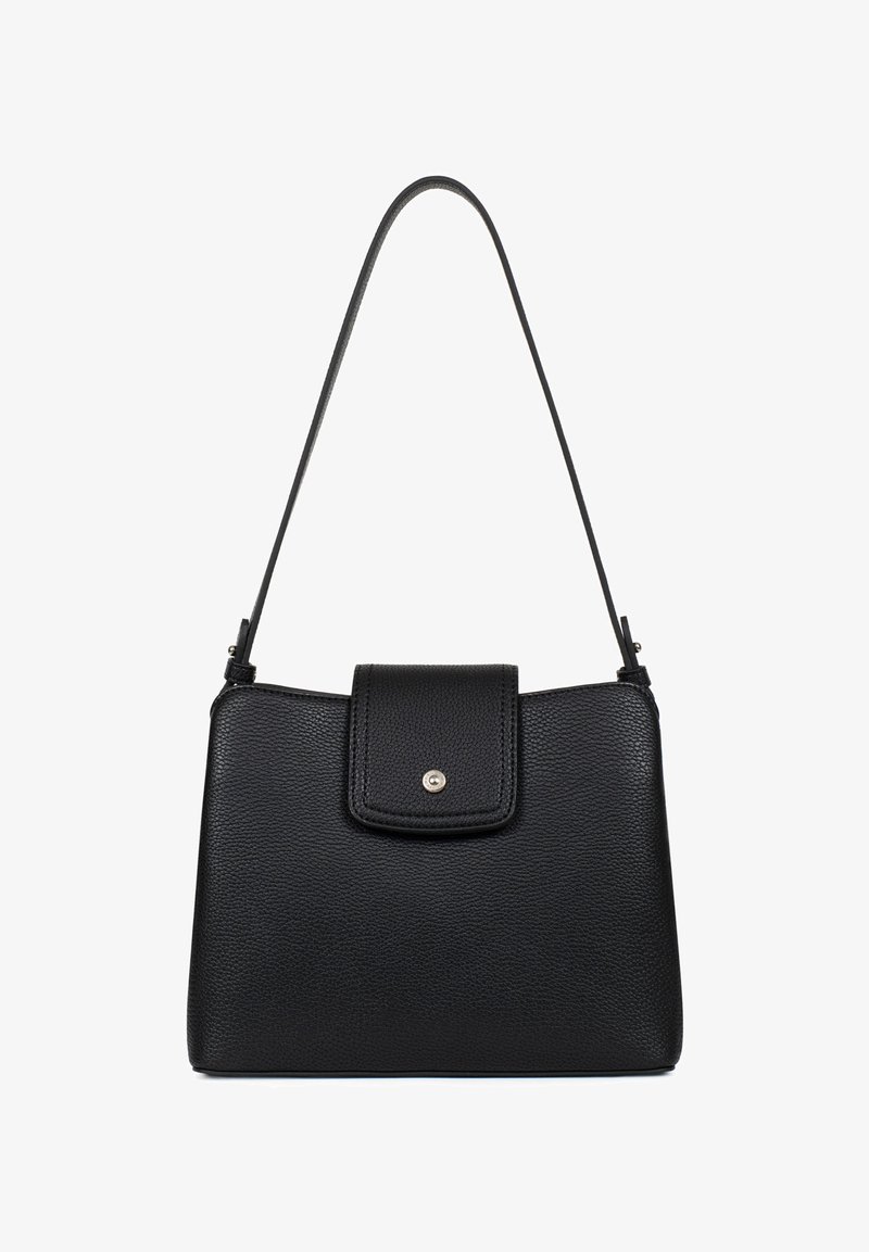 Czarna skórzana torebka o wyraźnej strukturze, z klapką zamykającą i metalowym akcentem. Cienki pasek na ramię dla wygody noszenia.