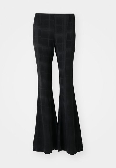 Mustad laiad püksid, mis on valmistatud siledast materjalist, millel on ruuduline muster, mis loob õrna tekstuuri ja särava istuvuse.