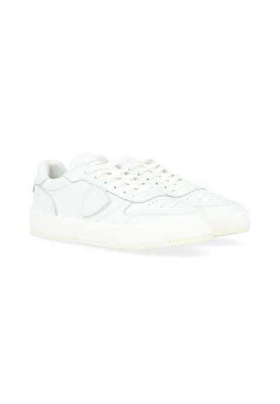 Sneakers bianchi in pelle con punta perforata, lacci piatti e suola in gomma testurizzata. Presentano sottili dettagli grigi e un design pulito.