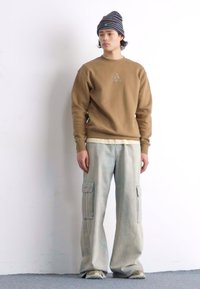 HUF TRIPLE TRIANGLE CREWNECK UNISEX - Sportinis megztinis - camel